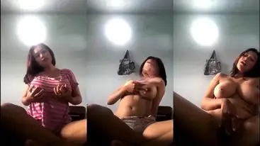 Cewek Tiktok Pamer Tubuh Sambil Main Jari Di Kamar